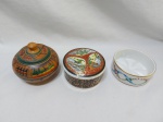 Lote de 3 caixas decorativas, sendo em cerâmica pintada e porcelana. Medindo a caixa bojuda 10,5cm x 9cm de altura.