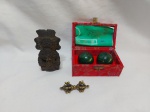 Lote com Dorje Vajra em bronze, bolas chinesas com guizo dentro e arte asteca em resina. Medindo a escultura 5,5cm x 10cm de altura.