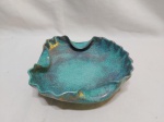 Lindo centro de mesa em cerâmica vitrificada italiana, com borda ondulada, na cor azul turquesa. Medindo 20cm x 5,5cm de altura. Leve bicado.