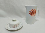 Lote de leiteira e manteigueira em porcelana, marcas e modelos diversos. Medindo a leiteira 18cm de altura.