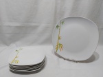 Jogo de prato de servir bolo e 6 pratinhos em porcelana quadrada com estampa de bambu. Medindo o prato de servir 27cm x 27cm e os pratinhos 19cm x 19cm.