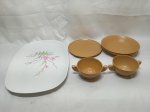 Lote de 2 pratos, 2 bowls e 1 travessa em melanina. Medindo o maior 36cm x 26cm.