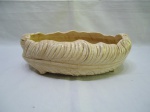 Centro de mesa, fruteira em faiança moldado na forma de folhas. Medindo 31cm x 28cm x 10,5cm de altura.