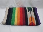Tapete feito a mão estilo Dari. Medindo 200cm x 180cm. Peça com marcas de uso.