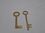Lote de 2 chaves antigas em bronze para decoração. Medindo a maior 13cm de comprimento.