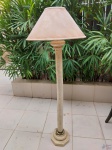 Luminária de pé em resina pesada. Funcionando perfeitamente. Medindo 162cm de altura. Não acompanha cupula