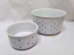 Jogo de 2 bowls em porcelana Vera Cruz, estampada. Medindo o maior 19cm x 11,5cm de altura.