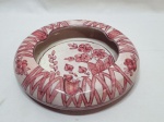 Lindo cinzeiro redondo em cerâmica portuguesa pintada à mão. Medindo 20,5cm x 5cm de altura.