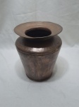Vaso floreira bojudo em cobre. Medindo 17cm de boca x 21cm de altura.
