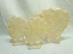 Lote de 3 velas decorativas ricamente trabalhadas. Medindo a maior 30cm de altura. Uma delas com pequenas perdas.