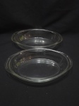 Lote de 2 travessas ovais em vidro temperado incolor. Medindo 30cm x 19cm x 6cm de altura.