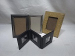 Lote de 4 porta retratos em madeira e metal, sendo um porta retrato para 3 fotos. Medindo maior 20cm x 16cm.