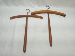 Lote de 2 cabides T em madeira. Medindo o maior 37cm x 50cm.