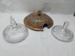 Lote de 3 tampas sendo vidro, cristal e uma em cobre. Medindo o maior 24cm de diâmetro interno x 26,5cm de diâmetro externo.