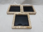 Jogo de 3 bases decorativas em mármore com vidro ao fundo. Medindo 18cm x 18cm.