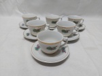 Jogo de 6 xícaras de café em porcelana Monte Alegre, floral com friso ouro. Medindo 6,5cm x 4,5cm de altura.