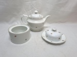 Lote de servir chá, café com 3 peças em porcelana floral com friso ouro. Medindo o bule 12cm de altura. Com leve bicado, açucareiro sem tampa.