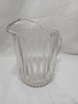 Linda jarra de água, suco em demicristal canelado. Medindo 13cm x 22cm de altura;