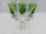 Lote de 6 taças de vinho em cristal, 1 incoloro lapidado e 3 verdes. Medindo a maior 8cm x 15,5cm de altura.