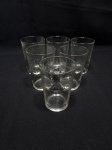 Lote de 6 copos de suco em demicristal lapidado, sendo 2 modelos de lapidação. Medindo 6,5cm x 10cm de altura.