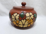 Lindo potiche redondo em cerâmica crua pintada com flores. Medindo 17cm x 14,5cm de altura.