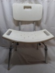 Cadeira de banho com encosto, sem a borracha dos pés. Medindo 51cm x 27cm x 70cm de altura.