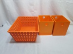 Lote de cesta em plástico duro e 2 nichos organizadores em madeira. Medindo 38,5cm x 29cm x 16cm de altura.