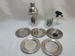 Lote de caneca em vidro, coqueteleira e 5 porta copos em aço inox. Medindo a caneca 8cm x 12,5cm de altura.