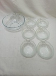 Bowl com 6 cumbucas em vidro moldado. Medindo o bowl 23cm x 8cm de altura e as cumbucas 12cm x 4cm de altura. Leve bicado no bowl.