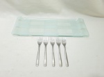 Travessa de rocambole em vidro com 5 garfos de bolo em aço inox. Medindo a bandeja 39cm x 14cm.
