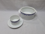Jogo de 2 travessas ovais em porcelana Renner floral com friso ouro. Medindo a maior 33,5cm x 22,5cm. Desgaste no friso.