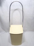 Lixeira em plástico duro com alça em metal prateado. Medindo 24cm x 20cm x 63cm de altura.