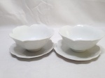 Par de cumbucas bowl com presentuir em porcelana branca na forma de flor. Medindo 15cm x 6,5cm de altura.