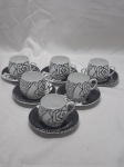 Jogo de 6 xícaras de café bojudas em porcelana com estampa preta. Medindo a xícara 6cm de bojo x 5cm de altura.