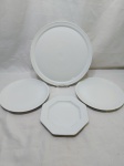 Lote de 4 pratos em porcelana branca, tamanhos diversos. Medindo o prato maior 32cm de diâmetro.