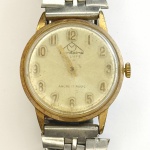 MONDAINE - Relógio a corda, não funciona. Pulseira: 16mm. Caixa: 3,7cm x 3,2cm, vertical x horizontal, sem contar a coroa.  ATENÇÃO! Produto sendo vendido conforme ESTADO, testado, ou não, diz respeito apenas do momento da catalogação. Se necessário, solicitar mais fotos, vídeos ou perguntas para análise via e-mail reidaantiguidade@gmail.com, Obrigado pela visita!