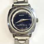 ROCKET - Relógio a corda, não funciona. Pulseira: 18mm. Caixa: 4,2cm x 3,6cm, vertical x horizontal, sem contar a coroa.  ATENÇÃO! Produto sendo vendido conforme ESTADO, testado, ou não, diz respeito apenas do momento da catalogação. Se necessário, solicitar mais fotos, vídeos ou perguntas para análise via e-mail reidaantiguidade@gmail.com, Obrigado pela visita!