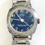 CAPRI DE LUXE - Relógio a corda, não funciona. Pulseira: 18mm. Caixa: 3,9cm x 3,3cm, vertical x horizontal, sem contar a coroa.  ATENÇÃO! Produto sendo vendido conforme ESTADO, testado, ou não, diz respeito apenas do momento da catalogação. Se necessário, solicitar mais fotos, vídeos ou perguntas para análise via e-mail reidaantiguidade@gmail.com, Obrigado pela visita!