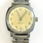 Relógio a corda, não funciona. Pulseira: 19mm. Caixa: 3,9cm x 3,3cm, vertical x horizontal, sem contar a coroa.  ATENÇÃO! Produto sendo vendido conforme ESTADO, testado, ou não, diz respeito apenas do momento da catalogação. Se necessário, solicitar mais fotos, vídeos ou perguntas para análise via e-mail reidaantiguidade@gmail.com, Obrigado pela visita!