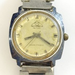 MONDAINE - Relógio a corda, não funciona. Pulseira: 18mm. Caixa: 3,6cm x 3,4cm, vertical x horizontal, sem contar a coroa.  ATENÇÃO! Produto sendo vendido conforme ESTADO, testado, ou não, diz respeito apenas do momento da catalogação. Se necessário, solicitar mais fotos, vídeos ou perguntas para análise via e-mail reidaantiguidade@gmail.com, Obrigado pela visita!