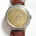 MIDO - Relógio a corda, funcionando. Pulseira: 20mm. Caixa: 3,9cm x 3,2cm, vertical x horizontal, sem contar a coroa.  ATENÇÃO! Produto sendo vendido conforme ESTADO, testado, ou não, diz respeito apenas do momento da catalogação. Se necessário, solicitar mais fotos, vídeos ou perguntas para análise via e-mail reidaantiguidade@gmail.com, Obrigado pela visita!