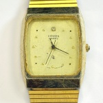 CITIZEN - Relógio quartz, não testado. Pulseira: 18mm. Caixa: 3,5cm x 2,8cm, vertical x horizontal, sem contar a coroa.  ATENÇÃO! Produto sendo vendido conforme ESTADO, testado, ou não, diz respeito apenas do momento da catalogação. Se necessário, solicitar mais fotos, vídeos ou perguntas para análise via e-mail reidaantiguidade@gmail.com, Obrigado pela visita!