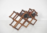 DESIGN - AUTOR DESCONHECIDO |Adega rack para vinhos executado em madeira retrátil, suporta10 garrafa