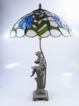 Antigo e elegante abajur com estrutura em petit bronze patinado, representando "Querubim Flautis