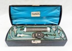 DIVERSOS, um (1) antigo OPHTHALMOSCOPE, marca GOWLLANDS, Made in England, acondicionado em estojo or