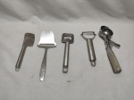 Lote de 5 utensílios de cozinha. Medindo a concha de sorvete 22cm de comprimento.