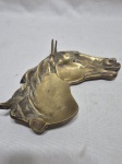 Lindo cinzeiro na forma de cavalo em bronze. Medindo 17cm x 16cm.