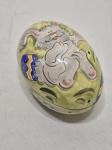 Linda caixa na forma de ovo em porcelana pintada. Medindo 17cm x 11cm x 11,5cm de altura total.