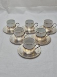 Jogo de 6 xícaras de café em porcelana com suporte e pires em prata 90 Cristofoli. Medindo 5cm x 5,5cm de altura.