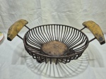 Cesta tipo tacho em ferro com alças de madeira. Medindo 31cm x 20cm de altura.
